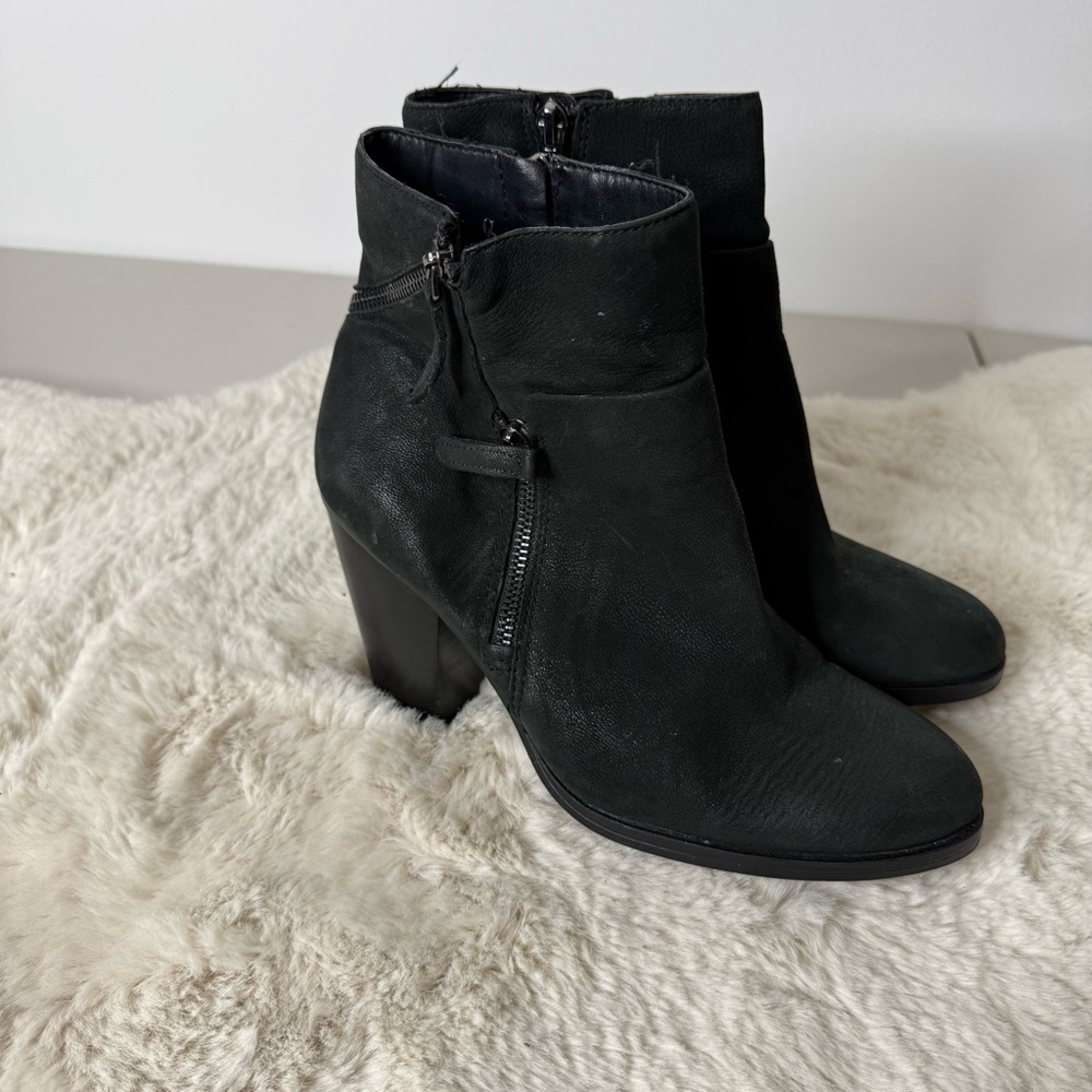 Vince Camuto Hinnegan Black Leather Block Heel Ankle Boots VC-HINNEGAN Size 9.5M